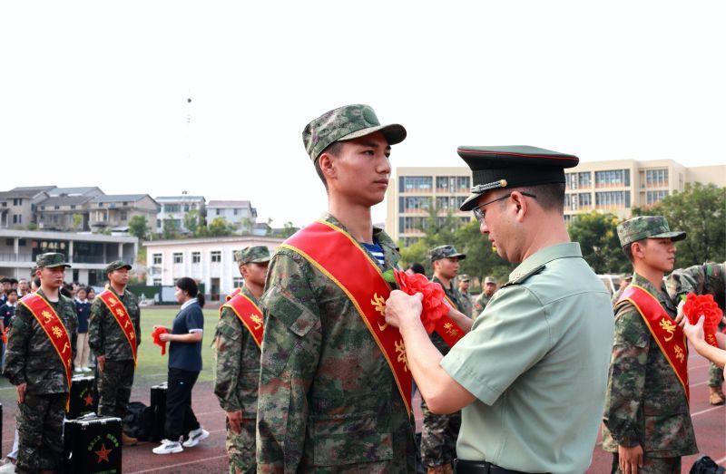 澳门梦想之城赌场：学子送新兵 国防系我心